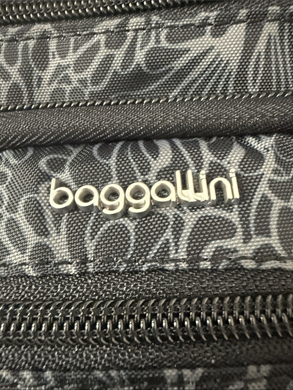 Baggallini Gray Floral Lightweight Crossbody..NWT ..out & about bag - Picture 4 of 8